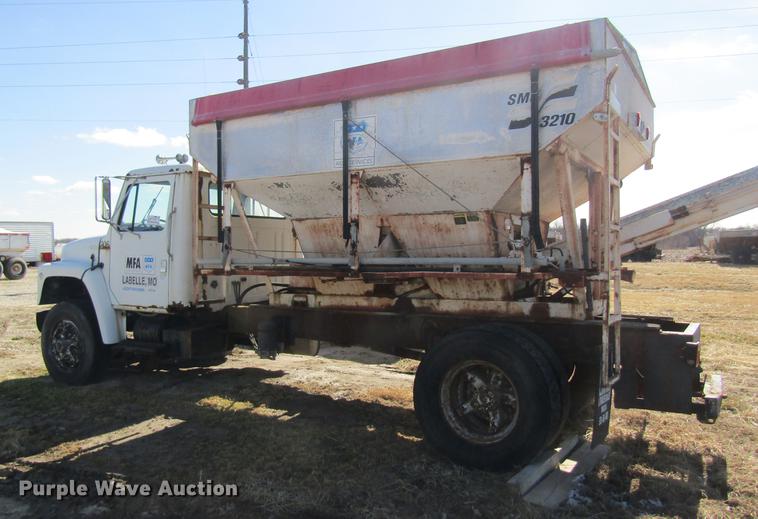 image for item DC4408 1985 International 1955 feed mixer truck