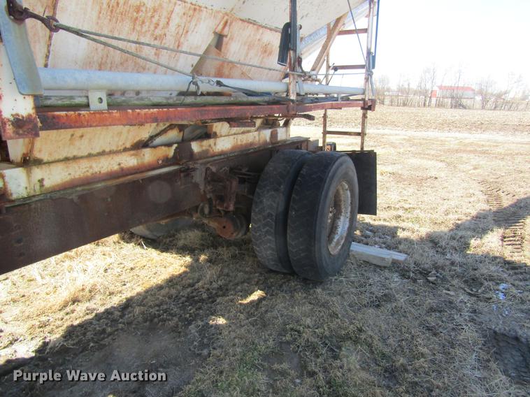 image for item DC4408 1985 International 1955 feed mixer truck