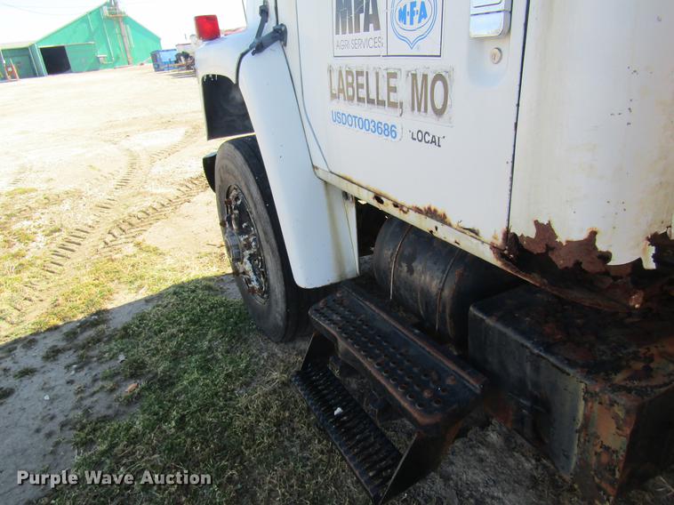 image for item DC4408 1985 International 1955 feed mixer truck