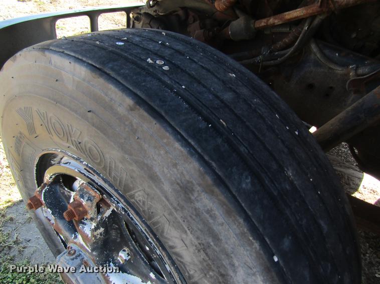 image for item DC4408 1985 International 1955 feed mixer truck