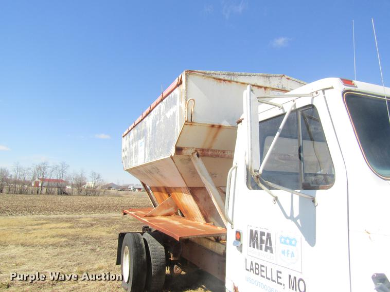 image for item DC4408 1985 International 1955 feed mixer truck