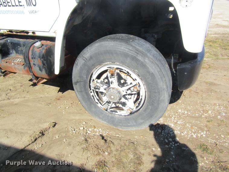 image for item DC4408 1985 International 1955 feed mixer truck