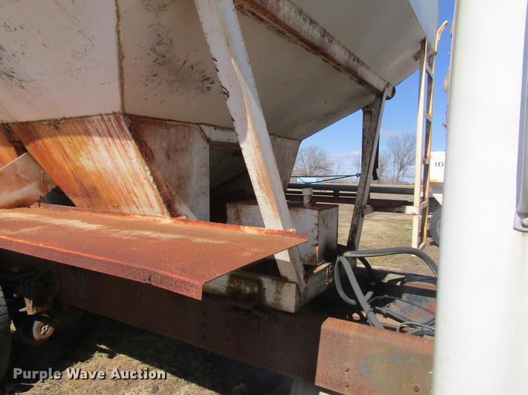 image for item DC4408 1985 International 1955 feed mixer truck