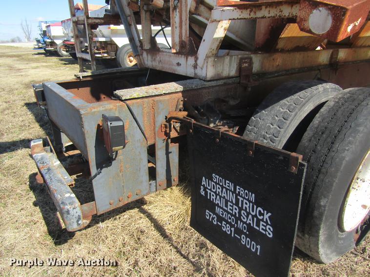 image for item DC4408 1985 International 1955 feed mixer truck