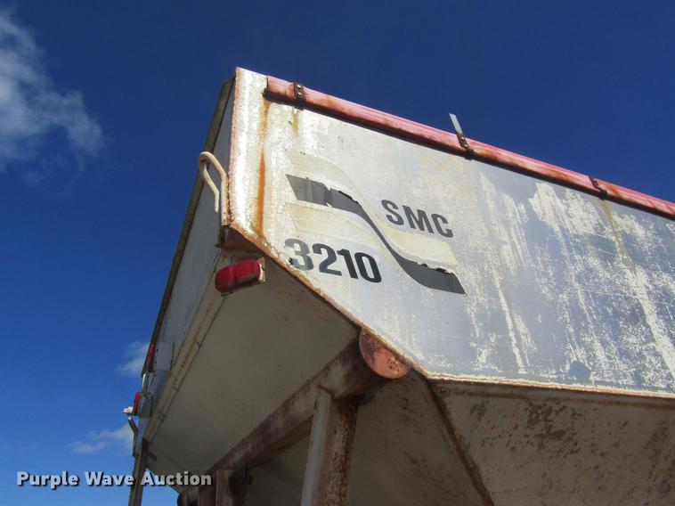 image for item DC4408 1985 International 1955 feed mixer truck