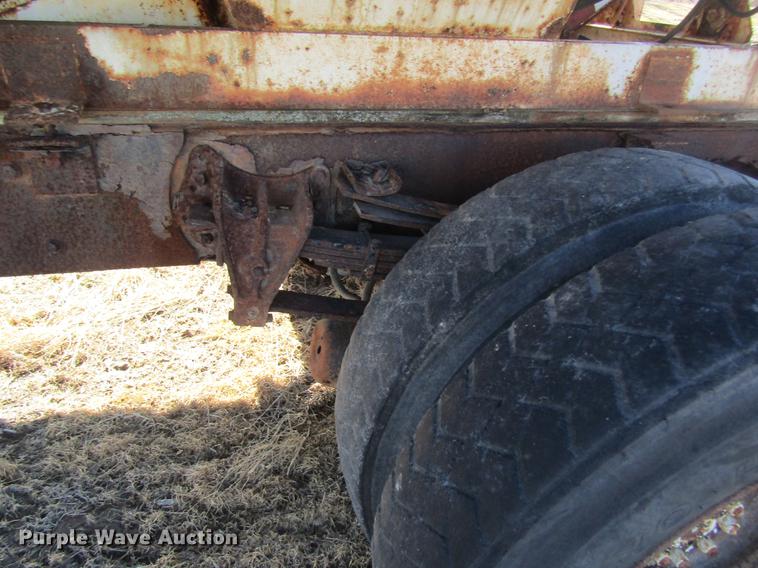 image for item DC4408 1985 International 1955 feed mixer truck