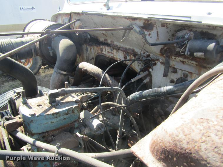 image for item DC4408 1985 International 1955 feed mixer truck