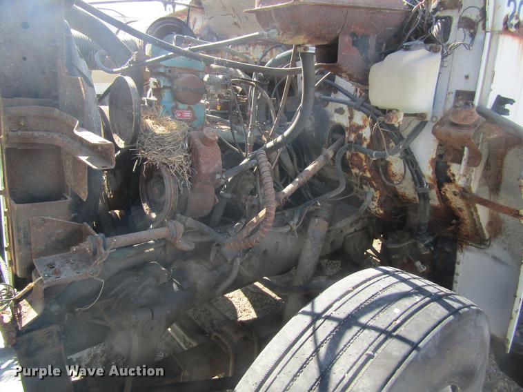 image for item DC4408 1985 International 1955 feed mixer truck