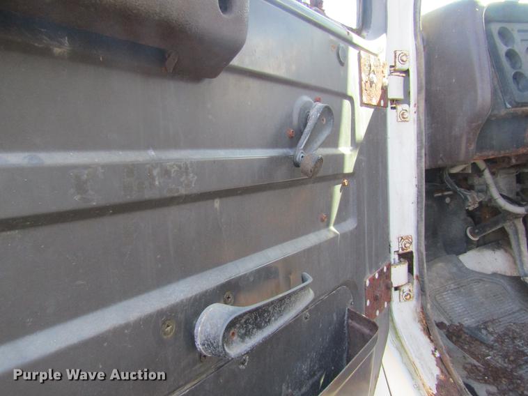 image for item DC4408 1985 International 1955 feed mixer truck