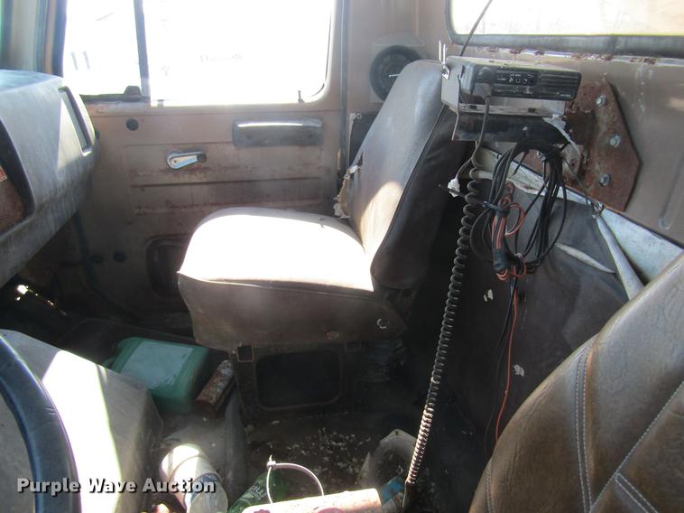 image for item DC4408 1985 International 1955 feed mixer truck