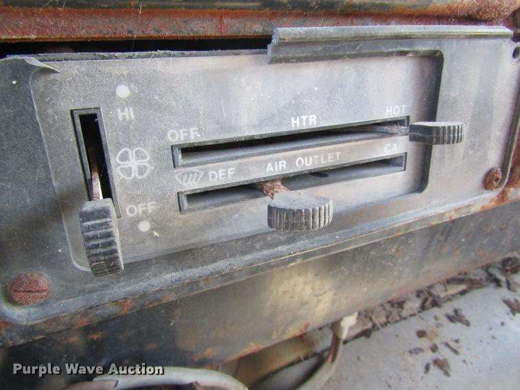 image for item DC4408 1985 International 1955 feed mixer truck