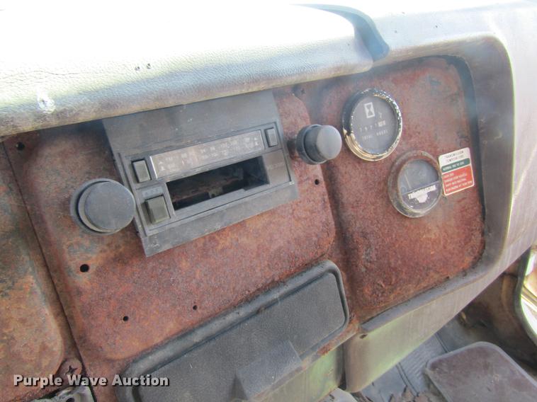 image for item DC4408 1985 International 1955 feed mixer truck