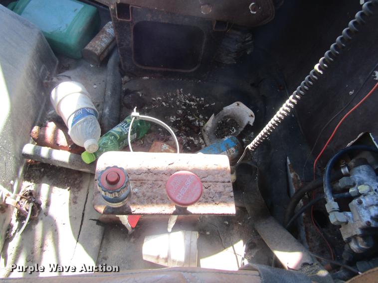 image for item DC4408 1985 International 1955 feed mixer truck