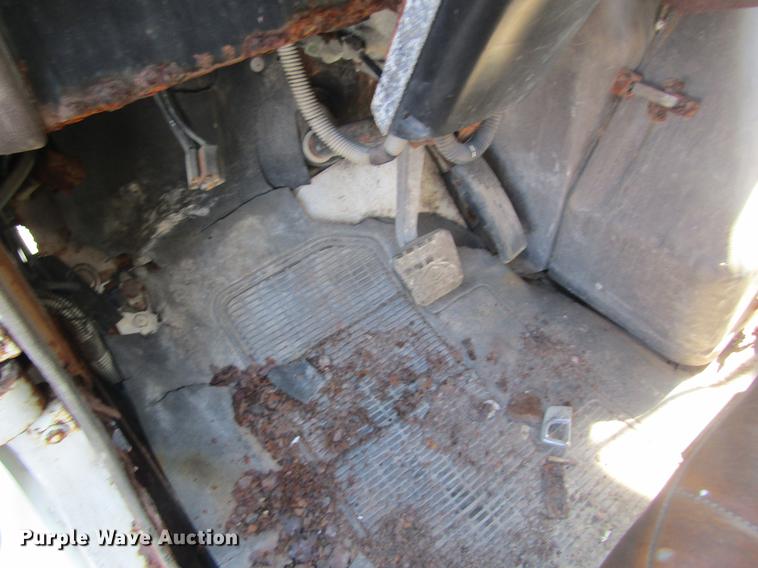 image for item DC4408 1985 International 1955 feed mixer truck