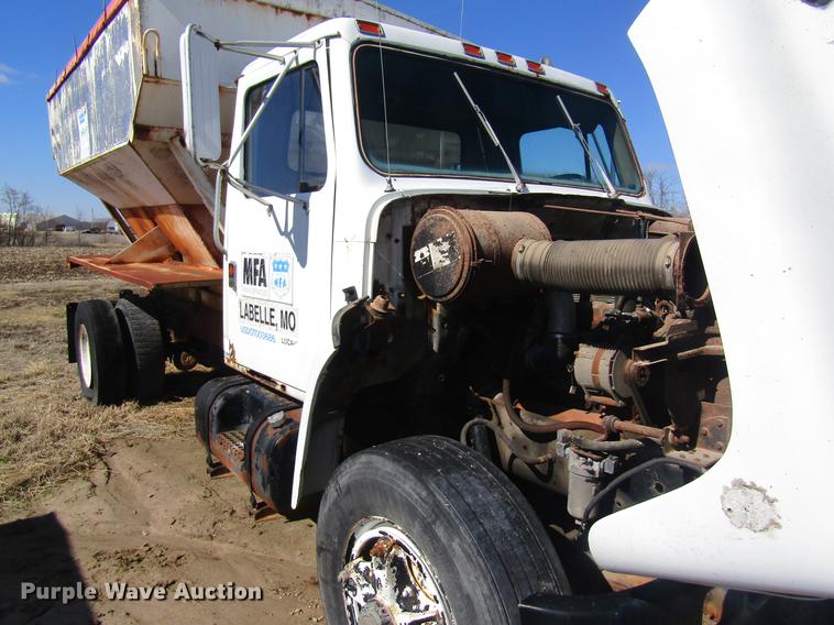 image for item DC4408 1985 International 1955 feed mixer truck
