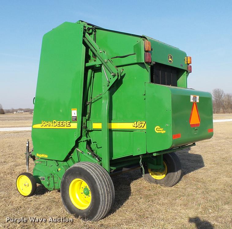 image for item DC5586 2002 John Deere 467 round baler