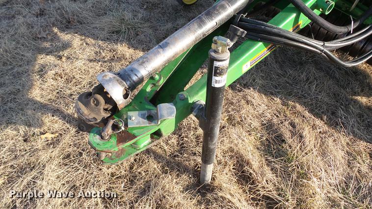 image for item DC5586 2002 John Deere 467 round baler