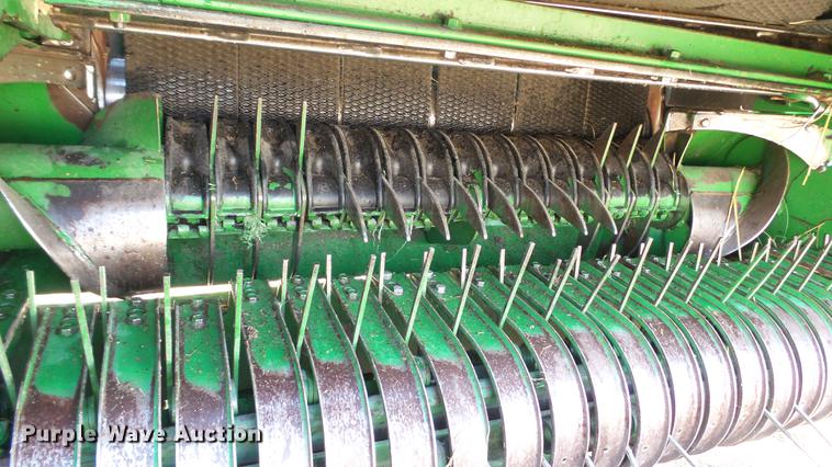image for item DC5586 2002 John Deere 467 round baler