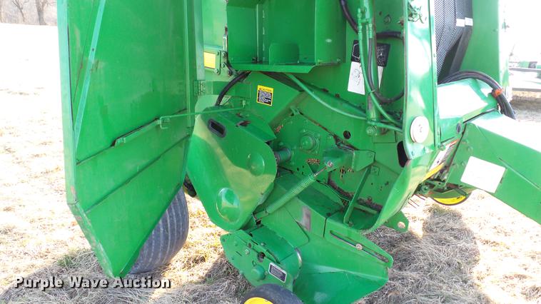 image for item DC5586 2002 John Deere 467 round baler