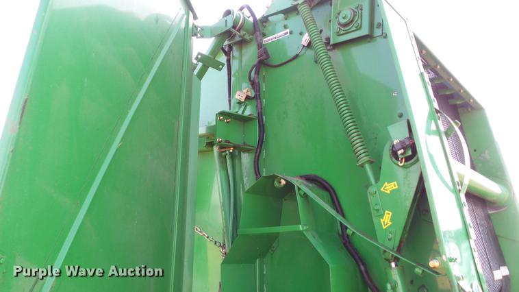 image for item DC5586 2002 John Deere 467 round baler