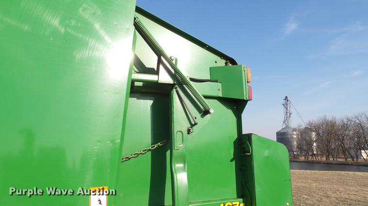 image for item DC5586 2002 John Deere 467 round baler