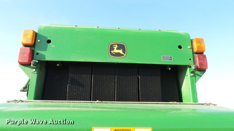 image for item DC5586 2002 John Deere 467 round baler
