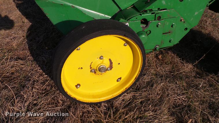 image for item DC5586 2002 John Deere 467 round baler