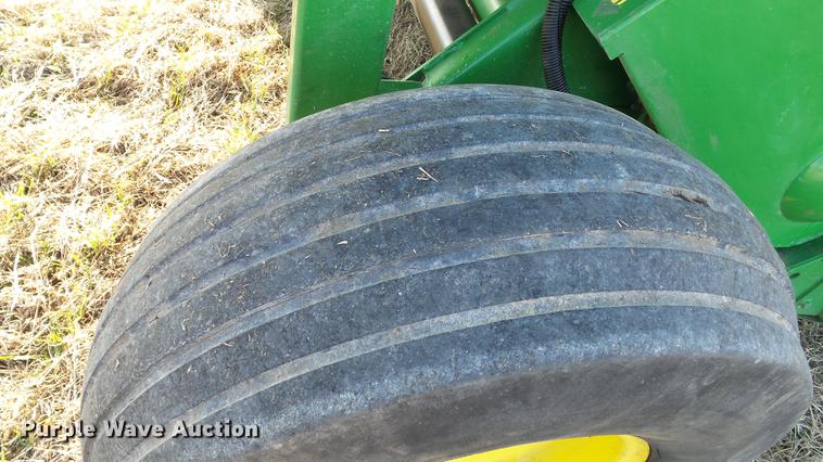 image for item DC5586 2002 John Deere 467 round baler