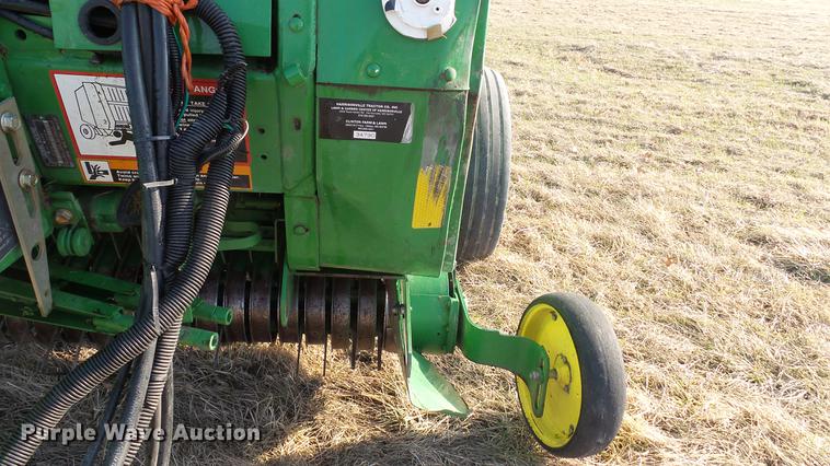 image for item DC5586 2002 John Deere 467 round baler