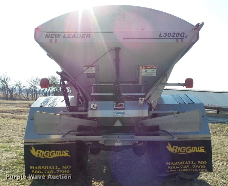 image for item DC5587 2006 Miller Atlas 3004 dry spreader applicator