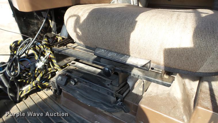 image for item DC5587 2006 Miller Atlas 3004 dry spreader applicator