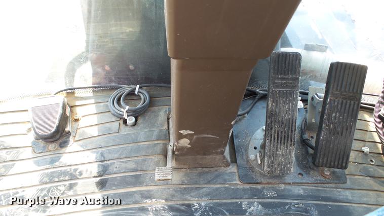 image for item DC5587 2006 Miller Atlas 3004 dry spreader applicator