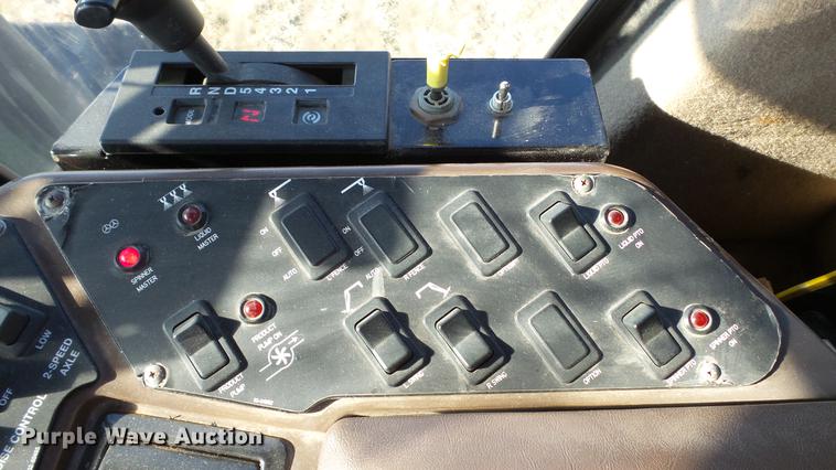 image for item DC5587 2006 Miller Atlas 3004 dry spreader applicator