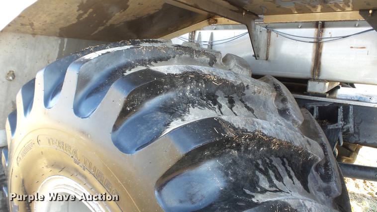 image for item DC5587 2006 Miller Atlas 3004 dry spreader applicator