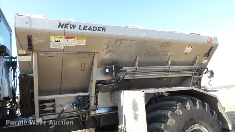 image for item DC5587 2006 Miller Atlas 3004 dry spreader applicator