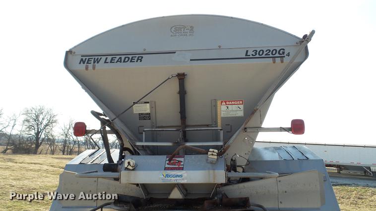 image for item DC5587 2006 Miller Atlas 3004 dry spreader applicator