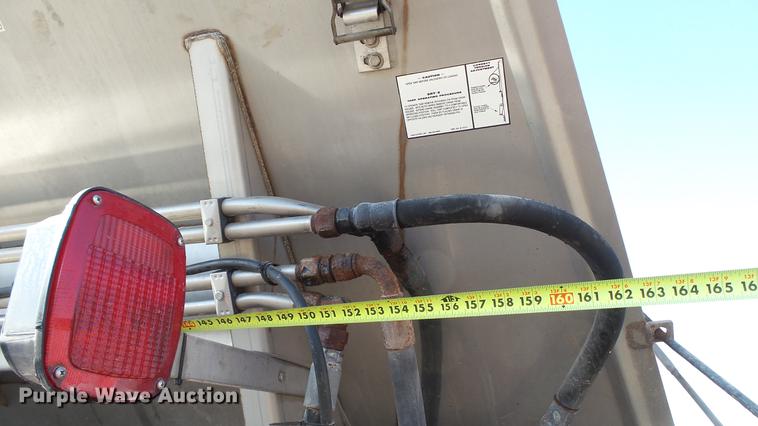 image for item DC5587 2006 Miller Atlas 3004 dry spreader applicator