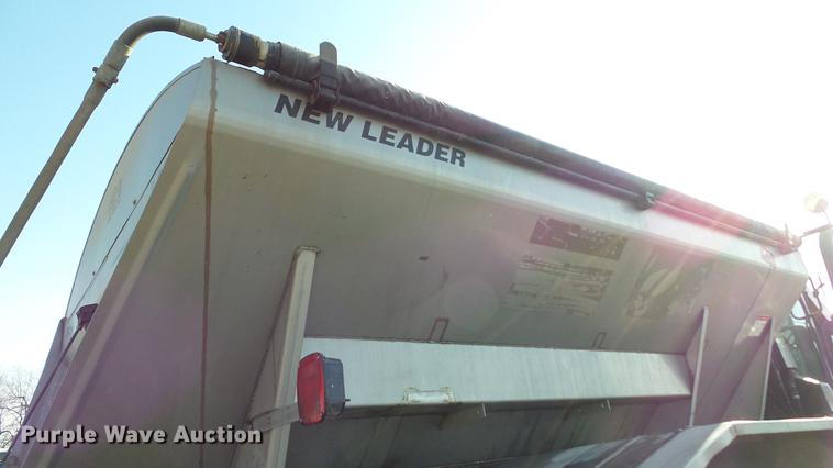 image for item DC5587 2006 Miller Atlas 3004 dry spreader applicator