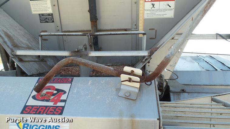 image for item DC5587 2006 Miller Atlas 3004 dry spreader applicator