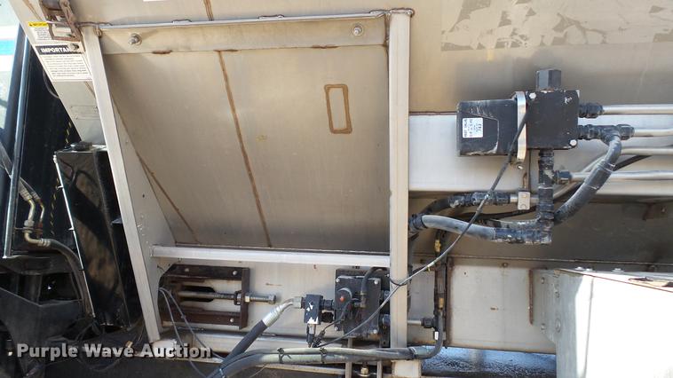 image for item DC5587 2006 Miller Atlas 3004 dry spreader applicator