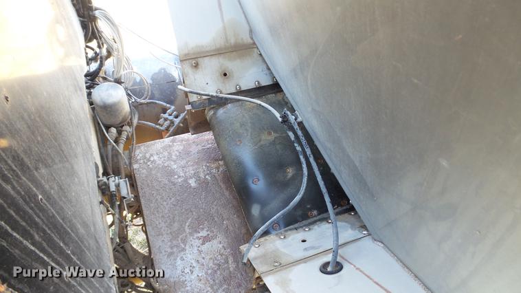 image for item DC5587 2006 Miller Atlas 3004 dry spreader applicator