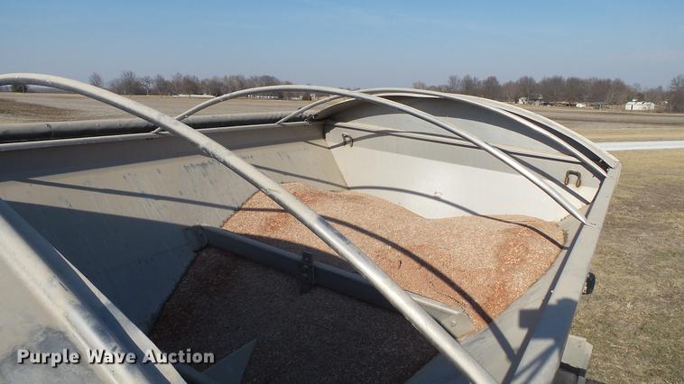 image for item DC5587 2006 Miller Atlas 3004 dry spreader applicator