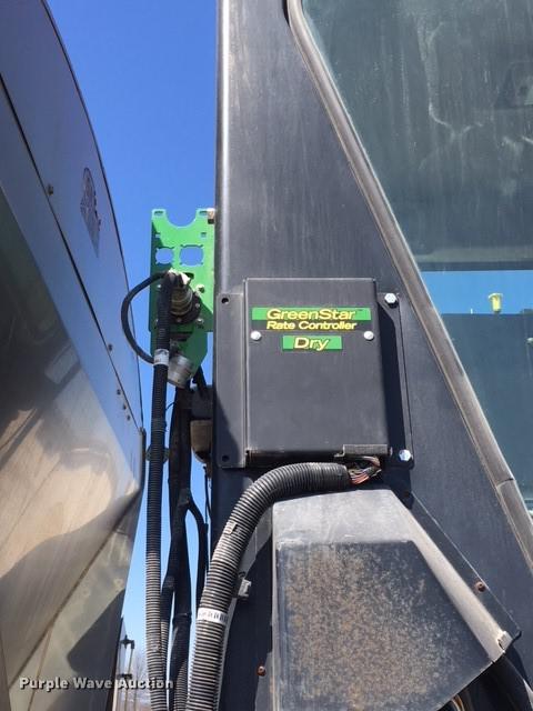 image for item DC5587 2006 Miller Atlas 3004 dry spreader applicator