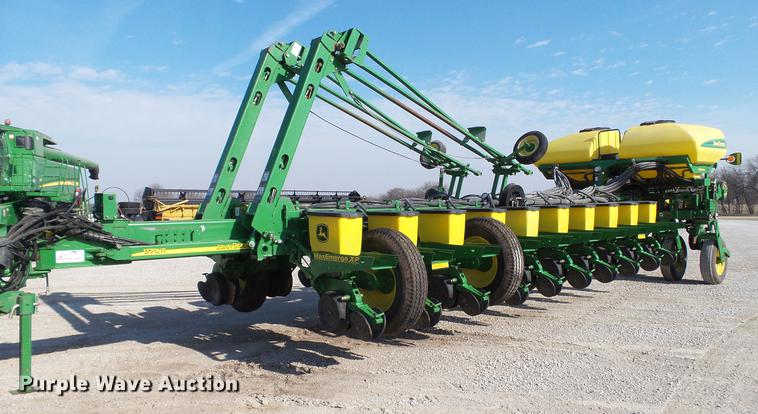 image for item DC5588 2005 John Deere 1770NT CCS MaxEmerge XP planter