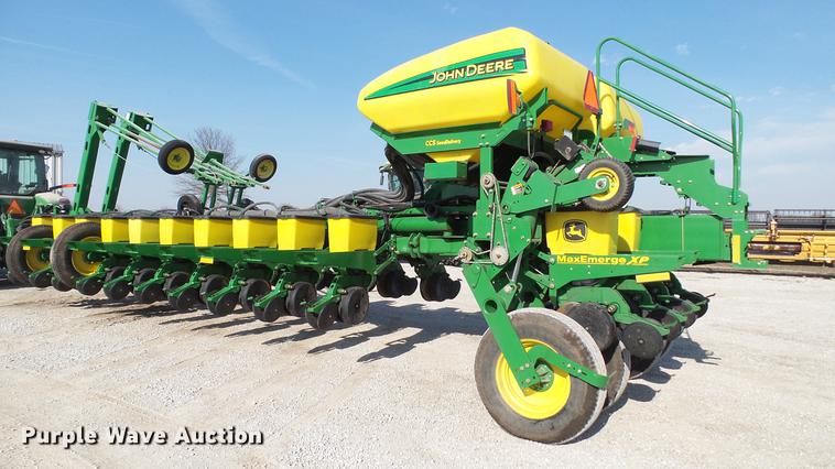 image for item DC5588 2005 John Deere 1770NT CCS MaxEmerge XP planter