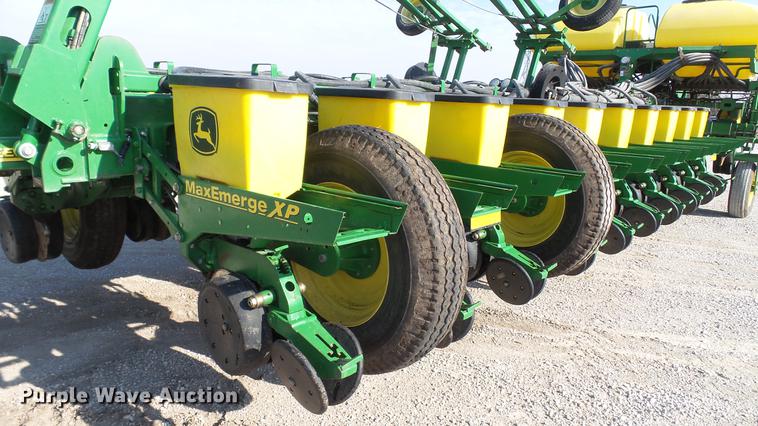 image for item DC5588 2005 John Deere 1770NT CCS MaxEmerge XP planter