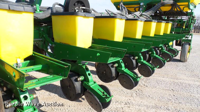 image for item DC5588 2005 John Deere 1770NT CCS MaxEmerge XP planter