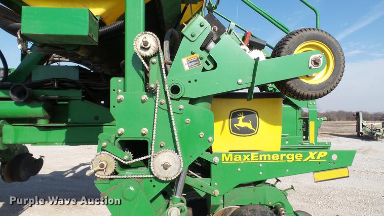 image for item DC5588 2005 John Deere 1770NT CCS MaxEmerge XP planter