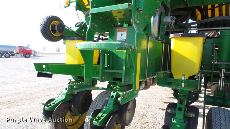 image for item DC5588 2005 John Deere 1770NT CCS MaxEmerge XP planter