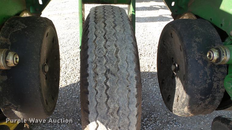 image for item DC5588 2005 John Deere 1770NT CCS MaxEmerge XP planter
